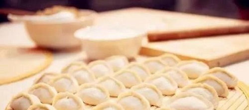 明朝有记载,元旦拜年要作匾食,匾食指