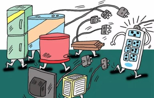 春节临近用电要注意,把多个高功率电器插头插到一个电源插板上