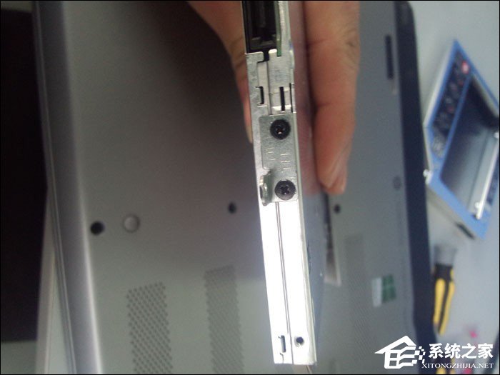 如何将SSD固态硬盘放在光驱位?笔记本光驱改固态硬盘的方法