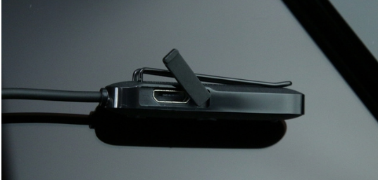 小编教你小米运动蓝牙耳机mini充电教程。