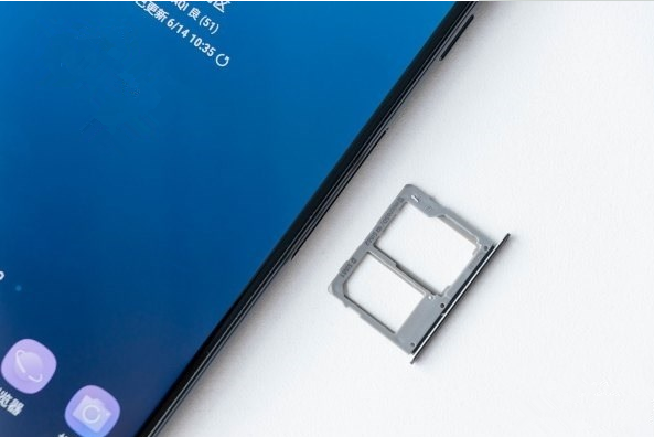 我来教你在三星a9star安装电话卡的具体步骤。