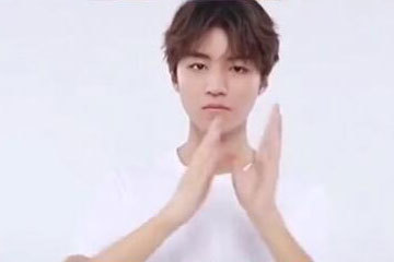 小编分享在抖音里TFBOYS手指舞的跳法分享。