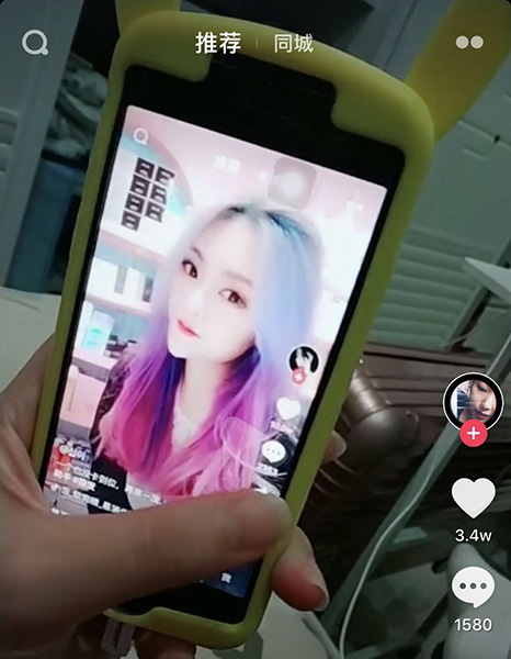 教你抖音APP设置发色特效的操作过程。