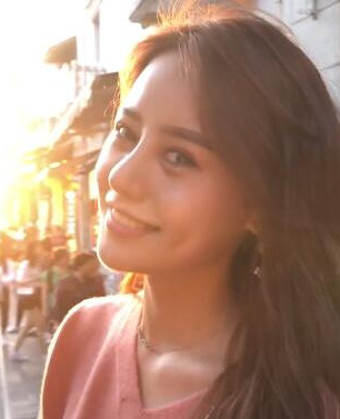 分享教大家使用抖音APP拍摄出打响指让天空变暗的视频。