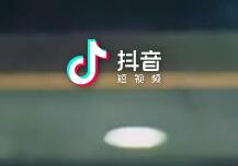 我来教你抖音拍出星河视频的简单操作。