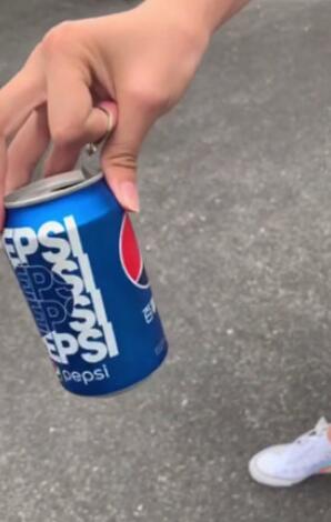 小编教你抖音中单手开可乐的拍摄具体步骤。