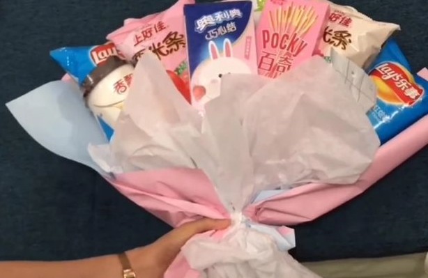 分享冬天的第一个零食花束怎么做。