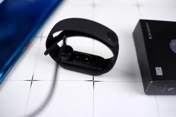 我来分享小米手环5如何开机。