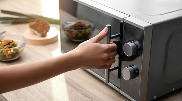 我来教你微波炉插电没反应如何解决。