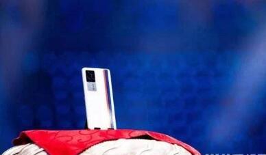 iqoo7如何插耳机。