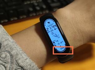 小米手环6如何看电量。