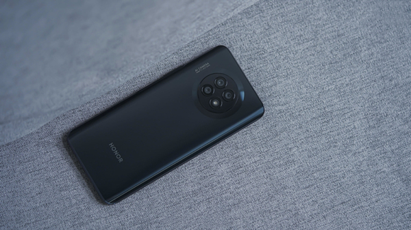 荣耀x20是玻璃机身吗。