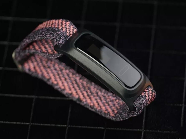 华为手环4e怎么开机。