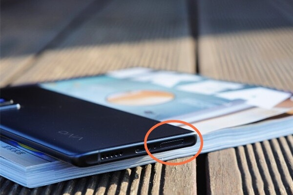 vivox60卡槽如何打开。