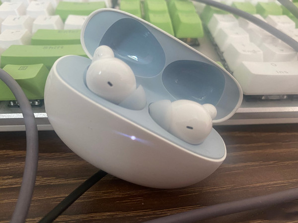 opporeno7耳机如何使用。