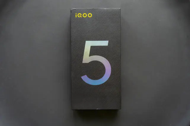 我来教你IQOO5和IQOO5Pro对比评测。