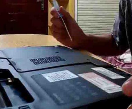 WIN8笔记本安装内存条的操作方法截图