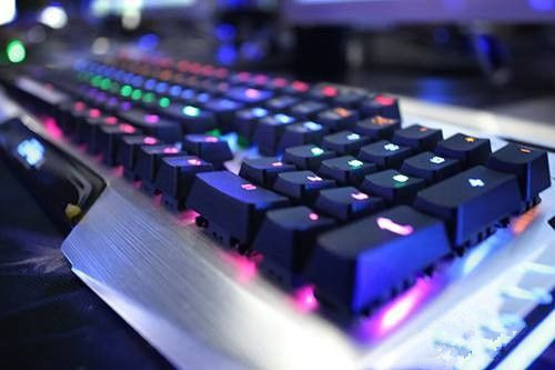 电脑开机主机风扇在转，显示器却显示无信号是怎么回事？