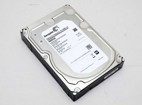 电脑开机主机风扇在转，显示器却显示无信号是怎么回事？