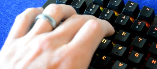 电脑机械键盘的绿轴黑轴红轴都有什么区别？