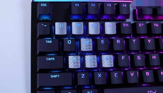 电脑机械键盘的绿轴黑轴红轴都有什么区别？