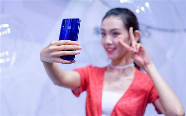 我来分享在华为nova3i中设置抬手亮屏的具体步骤。