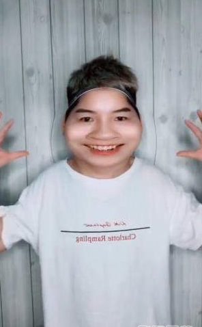 我来教你抖音双手控脸特效的拍法讲解。