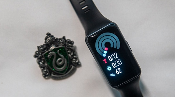 分享华为手环6来电通知在哪开启。